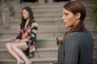 The Mentalist – Mit nur wenigen Beweisen untersucht das CBI den Mord am Sohn eines Mafiabosses. Während der Befragung eines Augenzeugen wird Grace (Amanda Righetti, r.) von den Erinnerungen an O'Loughlins Tod heimgesucht ...