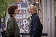 Kommissar van der Valk – Kommissar Van der Valk (Marc Warren) und seine Kollegin Lucienne (Maimie McCoy) bringen sich mit ihren Ermittlungen in Gefahr.