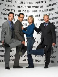 Monk – (3. Staffel) - Setzen alles daran, Verbrechen aufzuklären: Lt. Randall Disher (Jason Gray-Stanford, l.), Natalie Teeger (Traylor Howard, 2.v.r.), Monk (Tony Shalhoub, 2.v.l.) und Captain Leland Stottlemeyer (Ted Levine, r.)