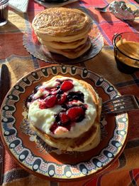 Re: – Zum jedem Frühstück im bulgarischen Bergdorf Momchilovtsi gehört Joghurt, ob mit Pfannkuchen oder pur.