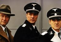 Der Stellvertreter – Von Rutta (Erich Hallhuber, li.), Höss (Sebastian Koch, Mi.) und der Arzt (Ulrich Mühe, re.) offenbaren Kurt Gerstein, wofür sie das von ihm erfundene Desinfektionsmittel Zyklon B verwenden – zur Vergasung von Juden.