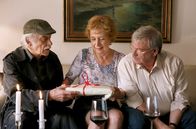 Rentnercops – Edwin Bremer (Tilo Prückner, l.) schenkt Heidrun (Verena Plangger, M.), der Frau seines Kollegen Günter Hoffmann (Wolfgang Winkler, r.) ein Fotobuch.