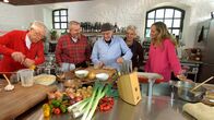 Kochen mit Martina und Moritz – Martina Meuth und Moritz Neuner-Duttenhofer (2.v.r.) feiern Weihnachten - und werden mit ausgesuchten, prominenten Gästen und Freunden überrascht, die in diesem Falle die beiden Kultköche des WDR Fernsehens mit feinen, kulinarischen Köstlichkeiten verwöhnen wollen. - Martina Meuth (2.v.r.) und Moritz Neuner-Duttenhofer (l) mit ihren Gästen Tamina Kallert (r), Koch Franz Keller, Dietmar Bär (2.v.l., "Tatort"). Franz Keller erfreut die Runde mit seiner selbst hergestellten Leberwurst.