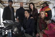 Meg – Von links: James "Mac" Mackreides (Cliff Curtis), Jonas Taylor (Jason Statham), Jaxx (Ruby Rose), Suyin (Bingbing Li), DJ (Page Kennedy), Lori Taylor (Jessica McNamee) und Meiying (Shuya Sophia Cai) stehen und sitzen auf der Brücke eines Schiffs beisammen.