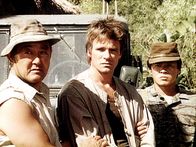MacGyver – MacGyver (Richard Dean Anderson, M.) ist von zwei Wachleuten des Generals Narai gefangen genommen worden.