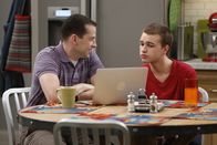 Two and a Half Men – Planen einen gemeinsamen Ausflug: Alan (Jon Cryer, l.) und Jake (Angus T. Jones, r.) ...