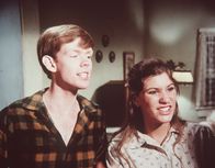 Die Waltons – Jason (Jon Walmsley, l.) möchte unbedingt Musik studieren und wird von seiner Schwester Mary Ellen (Judy Norton-Taylor, r.) in seinem Vorhaben bestärkt.