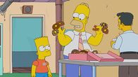 Die Simpsons – Bart (l.); Homer (r.)