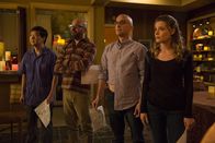 Community – Mit "Dungeons and Dragons" zur Versöhnung? Mit einer Partie des Fantasy-Rollenspiels wollen Chang (Ken Jeong, l.), Dean Pelton (Jim Rash, 2.v.r.) und Britta (Gillian Jacobs, r.) Hank (David Cross, 2.v.l.) zu einer Versöhnung mit dessen Vater, Professor Hickey, bringen ...