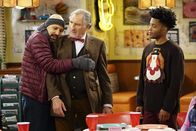 Superior Donuts – (v.l.n.r.) Fawz (Maz Jobrani); Arthur (Judd Hirsch); Franco (Jermaine Fowler)