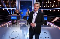 Quizduell-Olymp – Moderator Jörg Pilawa (vorne) mit den Quizduell-Experten (hinten - von links): "Quizkönigin" Marie-Louise Finck, "Professor Quiz" Eckhard Freise und "Quiz Ass" Thorsten Zirkel.