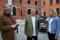 Die Rosenheim-Cops – Die Kommissare Stadler (Dieter Fischer, l.) und Winter (Vanessa Eckart, r.) begegnen Kommissar Hofer (Joseph Hannesschläger, M.), der zu einer Dienstreise nach Husum aufbricht.