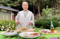 GEO Reportage – Äbtissin Wookwan Sunim bereitet im Garten des Gameunsa-Tempels einen Wurzelsalat zu.