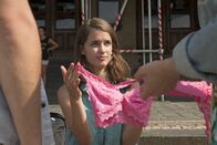 Abschussfahrt – Juli (Lisa Volz) ist noch nicht überzeugt von den tschechischen Unterwäschetrends.