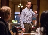 Elementary – Sherlock Holmes (Jonny Lee Miller, M.) bekommt Besuch von seinem Bruder Mycroft (Rhys Ifans, l.), der ihn und Watson (Lucy Liu, r.) bittet, einen Fall zu lösen, in den seine ehemalige Verlobte verwickelt ist ...