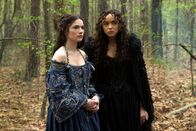 Salem – Steht Tituba (Ashley Madekwe, r.) wirklich auf der Seite des Teufels oder hilft sie insgeheim doch Mary (Janet Montgomery, l.)?