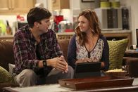 Two and a Half Men – Walden (Ashton Kutcher, l.) feiert mit Jenny (Amber Tamblyn, r.) und ihren attraktiven Freundinnen eine wilde Party. Die jedoch mit einem Filmriss endet ...