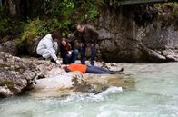Watzmann ermittelt – Am Fundort der Leiche bringt Rechtsmediziner Dr. Philipp Hartmann (Jakob Graf, l.) die Kommissare Sophia Strasser (Katharina Leonore Goebel, M.) und Benedikt Beissl (Andreas Giebel, r.) auf den neuesten Stand.