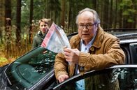 Rentnercops – Vicky Adam (Katja Danowski, h.) und Klaus Schmitz (Hartmut Volle, v.) konfrontieren den Verdächtigen mit der Tatwaffe.