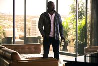 Lucifer – Wie wird Amenadiel (D.B. Woodside) reagieren, wenn sein Bruder ihm offenbart, dass möglicherweise ihr Vater der Erde einen Besuch abstattet?