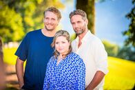 Die Landarztpraxis – (v.l.n.r.) Max Raichinger (Alexander Koll); Dr. Sarah König (Caroline Frier); Dr. Fabian Kroiß (Oliver Franck) Dateiname: 2804896.jpg; Rechtehinweis: Dieses Bild darf bis eine Woche nach Ausstrahlung honorarfrei fuer redaktionelle Zwecke und nur im Rahmen der Programmankuendigung verwendet werden. Spaetere Veroeffentlichungen sind nur nach Ruecksprache und ausdruecklicher Genehmigung der Seven.One Entertainment Group GmbH moeglich. Nicht fuer EPG! Verwendung nur mit vollstaendigem Copyrightvermerk. Das Foto darf nicht veraendert, bearbeitet und nur im Ganzen verwendet werden. Es darf nicht archiviert werden. Es darf nicht an Dritte weitergeleitet werden. Aneinanderreihung/Zusammenlegung/Kopplung von Bildern zum Zweck der Erstellung von Slide-Shows o.ä. nicht gestattet; Verbindung/Einfügen/Anfügen von Werbung nicht gestattet. Bei Fragen: foto@seven.one Voraussetzung fuer die Verwendung dieser Programmdaten ist die Zustimmung zu den Allgemeinen Geschaeftsbedingungen der Presselounges der Sender der Seven.One Entertainment Group GmbH.