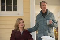 The Exorcist – Haben Angela (Geena Davis, l.) und Henry (Alan Ruck, r.) noch die Chance, zusammen mit ihren beiden Töchtern ein friedliches Leben zu führen?