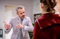 Sturm der Liebe – ARD Uhr im ERSTEN. Frida (Hannah Werner r.) ist enttäuscht, als Erik (Sven Waasner l.) ihr verbietet, den berühmten Gast um ein Foto zu bitten.