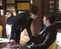 Castle – Ein Mörder ahmt ganz offensichtlich Verbrechen aus den Büchern von Schriftsteller Richard Castle (Nathan Fillion, r.) nach. Kate Beckett (Stana Katic, l.) setzt sich mit ihm in Verbindung.