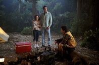 The Middle – Bei einem Campingausflug mit den Kindern erinnern sich Frankie (Patricia Heaton, l.) und Mike (Neil Flynn, M.) an ihre Flitterwochen. Mikes Schulfreund Nicky Kohlbrenner (Ray Romano, r.) hatte den beiden die Hochzeitsreise damals gründlich verdorben ...