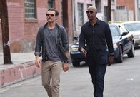Lethal Weapon – Was hat ein Jugendlicher mit professionellen Geldfälschern zu tun? Riggs (Clayne Crawford, l.) und Murtaugh (Damon Wayans, r.) verfolgen eine heiße Spur im Mordfall eines Geldfälschers ...