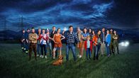 Alles finster – L-R: Franz (Rainer Wöss), Bernhard (Jakob Seeböck), Norbert (Christian Strasser), Patrick (Michael Edlinger), Laura (Miriam Fussenegger), Klaus (Lukas Watzl), Matias (Tambet Tuisk), Elisabeth (Hilde Dalik), Edi (Harald Windisch), Michi (Holger Schober), Agnes (Martina Ebm), Max (Daniel Eder), Jakob (Enzo Gaier), Marie (Laila Marie Padotzke), Ulli (Maria Hofstätter), Jens (Michael A. Grimm), Carola (Bettina Mittendorfer), Hermann (Wolf Bachofner), Julia (Julia Edtmeier).