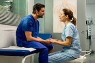 Nestwochen – Ein neues Paar: Der neue Kollege Dr. Sascha Dombrowski (Tom Beck) hört Julia (Bettina Lamprecht) endlich richtig zu.