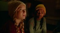 Glow – Gerade als sich die Situation etwas beruhigt hat, fliegt Jennys Geheimnis auf. Das gibt Stress! (von links nach rechts: Anine Bonnevie Nagell-Høyer, Solyana Tesfaye Tikabo)