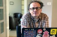 Re: – Der Blogger und Regierungskritiker Srdjan Puhalo beim Arbeiten in Banja Luka