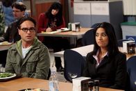 The Big Bang Theory – Was haben Leonard (Johnny Galecki, l.) und Priya (Aarti Mann, r.) zu verbergen?; Was haben Leonard (Johnny Galecki, l.) und Priya (Aarti Mann, r.) zu verbergen?