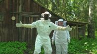 Yared kommt rum – Bei der Bürgermeisterin Sabine Bauck geht Yared Dibaba (links) mit den Bienen auf Tuchfühlung