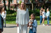Großstadtrevier – Weil Schüler und Eltern sie als Unfallverfahrerin verdächtigen und mobben, wird die Situation für Bella Carstensen (Kristina Pauls, M.) und ihre Tochter Zoe (Lara Toni Lüdders, M.r.) zunehmend belastend.