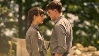 Normal People – Zwischen dem allseits beliebten Sportass der Schule Connell (Paul Mescal) und der stillen introvertierten Außenseiterin Marianne (Daisy Edgar-Jones) funkt es gewaltig.