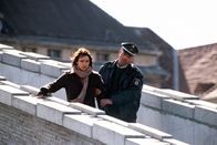Berlin - Eine Stadt sucht den Mörder – Lena Schumann (Annett Renneberg, l.) steht unter Schock - die beste Freundin ihrer Schwester ist Opfer des Taximörders geworden.
