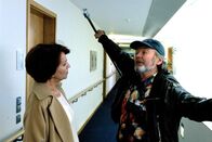 SK Kölsch – Willi Haller (Helmut Griem, r.) und Eva Haas (Ursula Lingen, l.) unterhalten sich im Altersheim.
