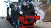 Deutschland in ... – Mirko Drotschmann erläutert, dass zu Beginn des Dampflokomotiven-Zeitalters die Menschen Angst vor dem "dampfschnaubenden Drachen" hatten.