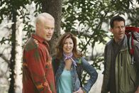Desperate Housewives – Um seinen Racheplan umzusetzen, überredet Dave (Neal McDonough, l.) Mike (James Denton, r.) und Katherine (Dana Delany, M.) mit ihm zum Campen zu gehen ...