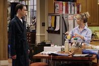 The Big Bang Theory – Penny (Kaley Cuoco, r.) übernachtet bei Leonard, weil ihr Bett aufgrund ihrer Aktivitäten zerbrochen ist. Da Penny jedoch keine Ahnung von Sheldons (Jim Parsons, l.) Tages- und Wochenplänen hat, führt dies unweigerlich zu Streit ...