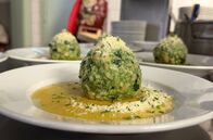 Küchen der Welt – Ohne Knödel geht's nicht – in Österreich gibt es das Gericht in allen Variationen, süß oder herzhaft, als Hauptgericht oder Dessert.