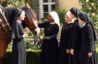 Um Himmels Willen – Schwester Agnes (Emanuela von Frankenberg), die Novizinnen Lela (Denise M'Baye) und Claudia (Mareike Lindenmeier), Schwester Hanna (Janina Hartwig) und Schwester Felicitas (Karin Gregorek) staunen nicht schlecht, als sie nach der Morgenandacht einen Kaltbluthengst im Klosterhof vorfinden.