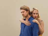 Conversations with Friends – Nick (Joe Alwyn) und seine Frau Melissa (Jemima Kirke) wahren den Anschein einer erfüllten Ehe. Doch der Schein kann trügen.