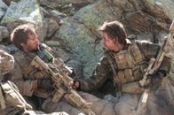 Lone Survivor – Ein menschlicher Akt wird den US-Soldaten Matthew Axelson (Ben Foster, l.) und Marcus Luttrell (Mark Wahlberg, r.) im Kampf gegen die Taliban zum Verhängnis ...