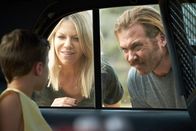 The Mick – Mick (Kaitlin Olson, M.) und Jimmy (Scott Mac Arthur, r.) haben ihren Ziehsohn Ben (Jack Stanton, l.) versehentlich in ein altes Polizeiauto gesperrt ...