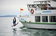 WaPo Bodensee – Während auf dem Ausflugsschiff eine Likörverkostung stattfindet, stürzt ein Mann (Daniel Stockhorst) von Bord und stirbt. Unfall oder gezielter Anschlag?