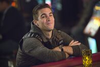 Sirens – Billy (Josh Segarra) braucht nach einem Streit mit Maeve kurzfristig eine Bleibe und was würde sich da besser anbieten als die Wohnung von Theresa und Johnny?